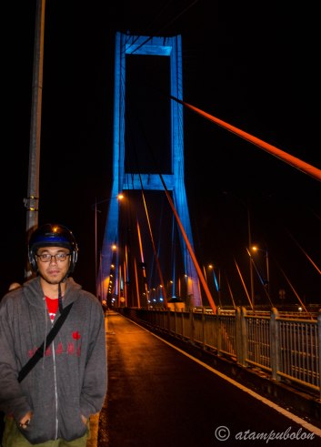 curi-curi foto di atas Jembatan Suramadu