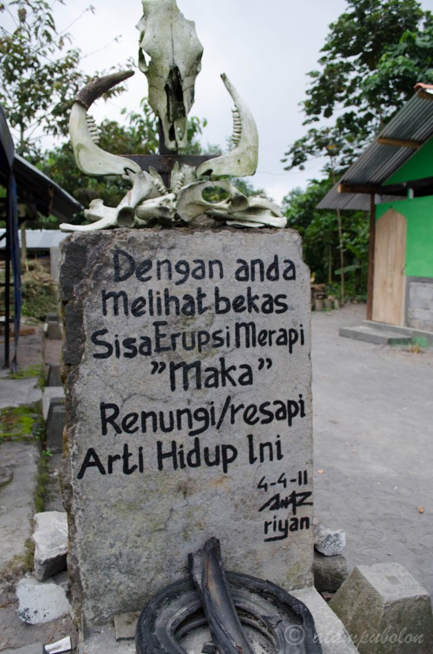 tugu di museum letusan Gunung Merapi